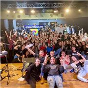 Puedo dar clase de lenguage, guitarra, bateria, piano y bajo